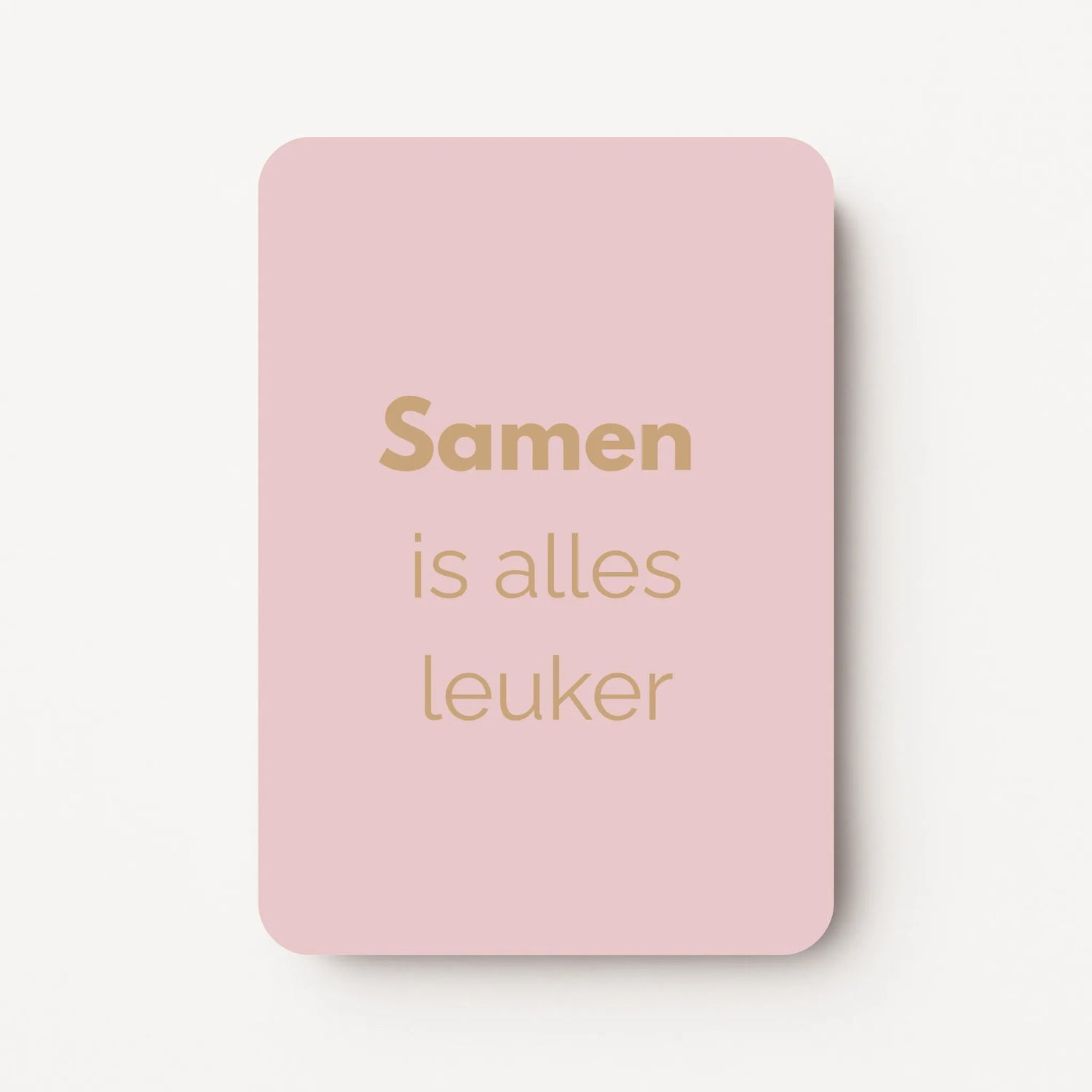 Staand minikaartje met goudbeige tekst ‘Samen is alles leuker’, minimalistisch ontwerp op een zachte lichtgrijze achtergrond, flatlay op witte ondergrond.