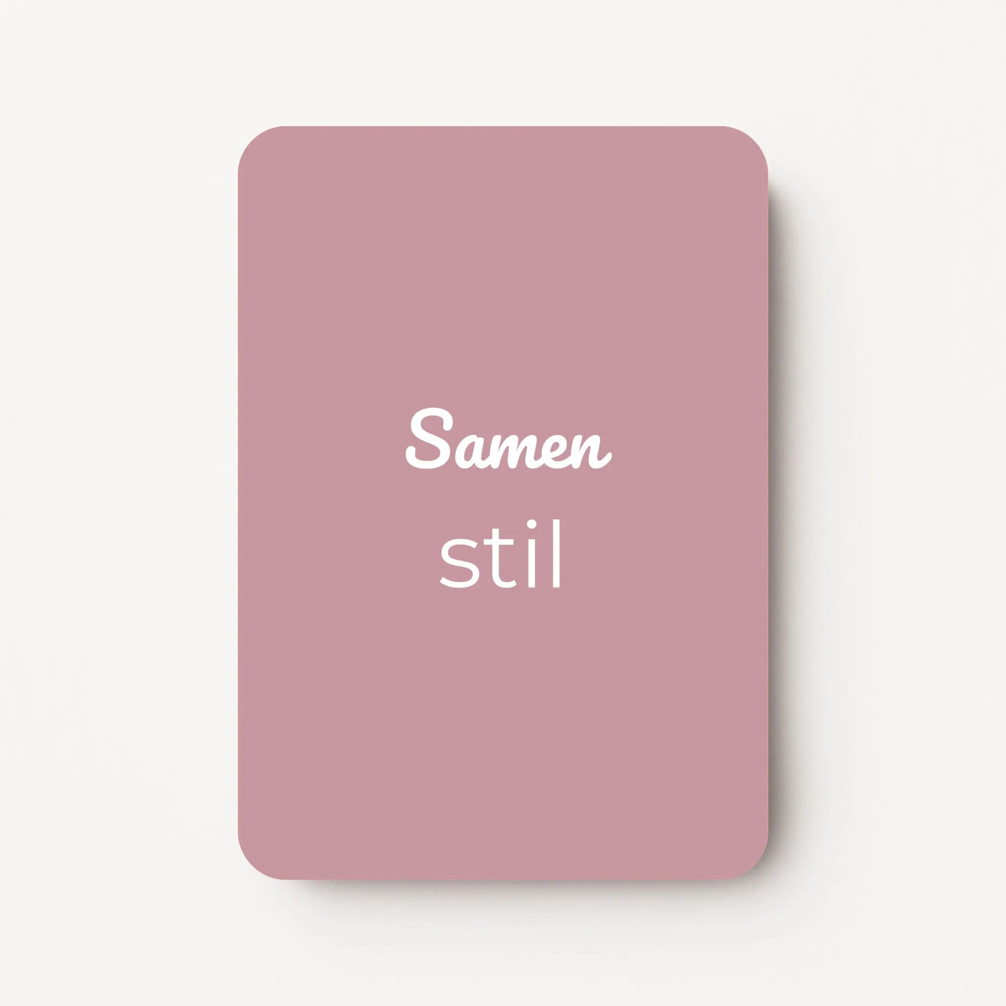 Staand minikaartje met witte tekst ‘Samen stil’, minimalistisch ontwerp op een zachte mauve achtergrond, flatlay op witte ondergrond.