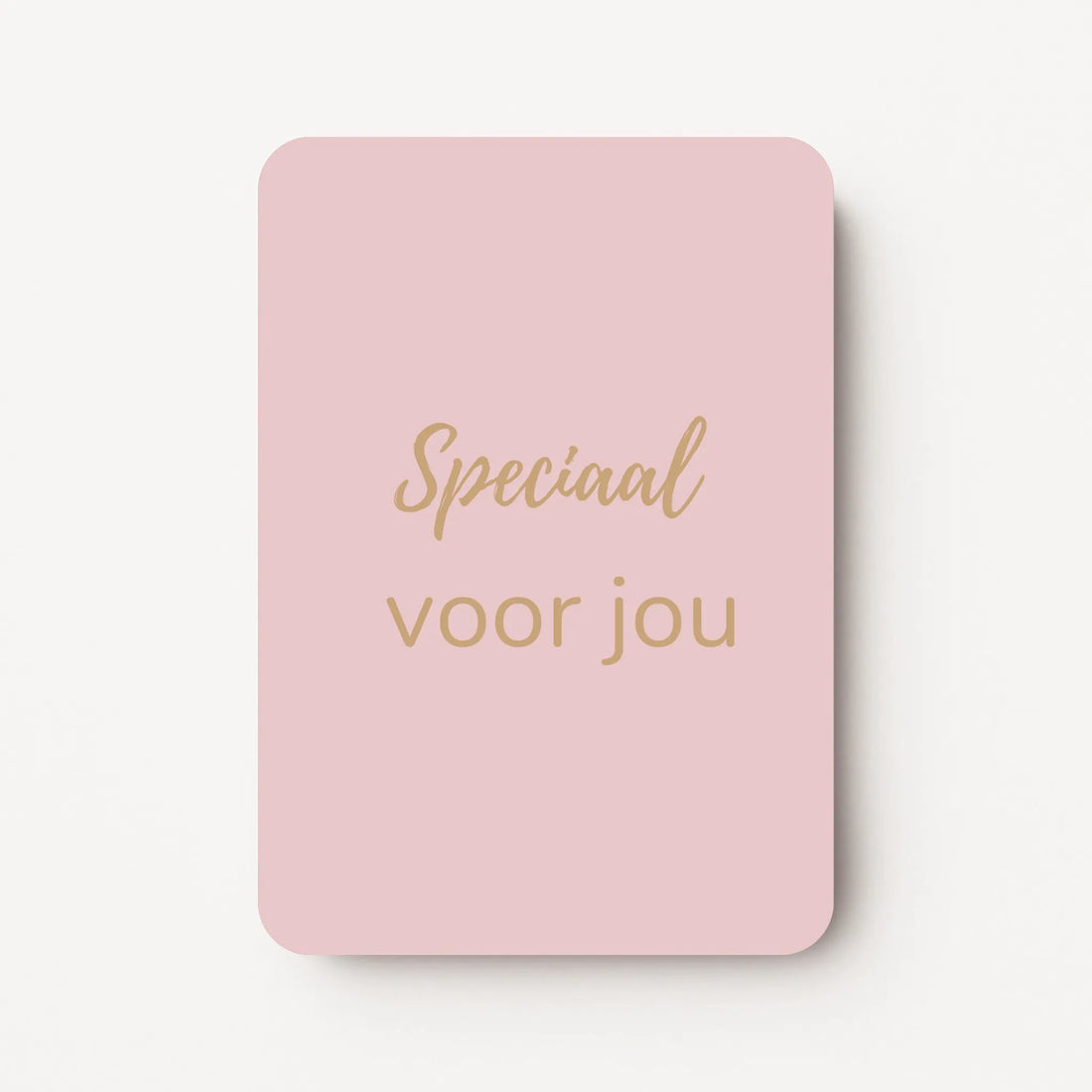 Staand minikaartje met tekst ‘Speciaal voor jou’ in goudbeige letters, minimalistisch ontwerp op een zachte lichtroze achtergrond, flatlay op witte ondergrond.