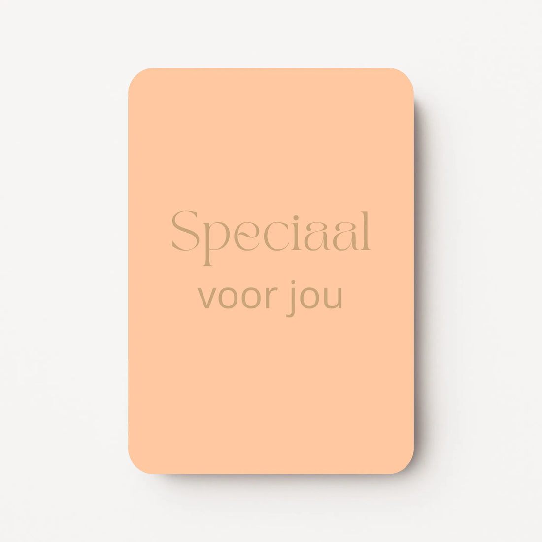 Staand minikaartje met goudbeige tekst ‘Speciaal voor jou’, minimalistisch ontwerp op een warme abrikoos-oranje achtergrond, flatlay op witte ondergrond.