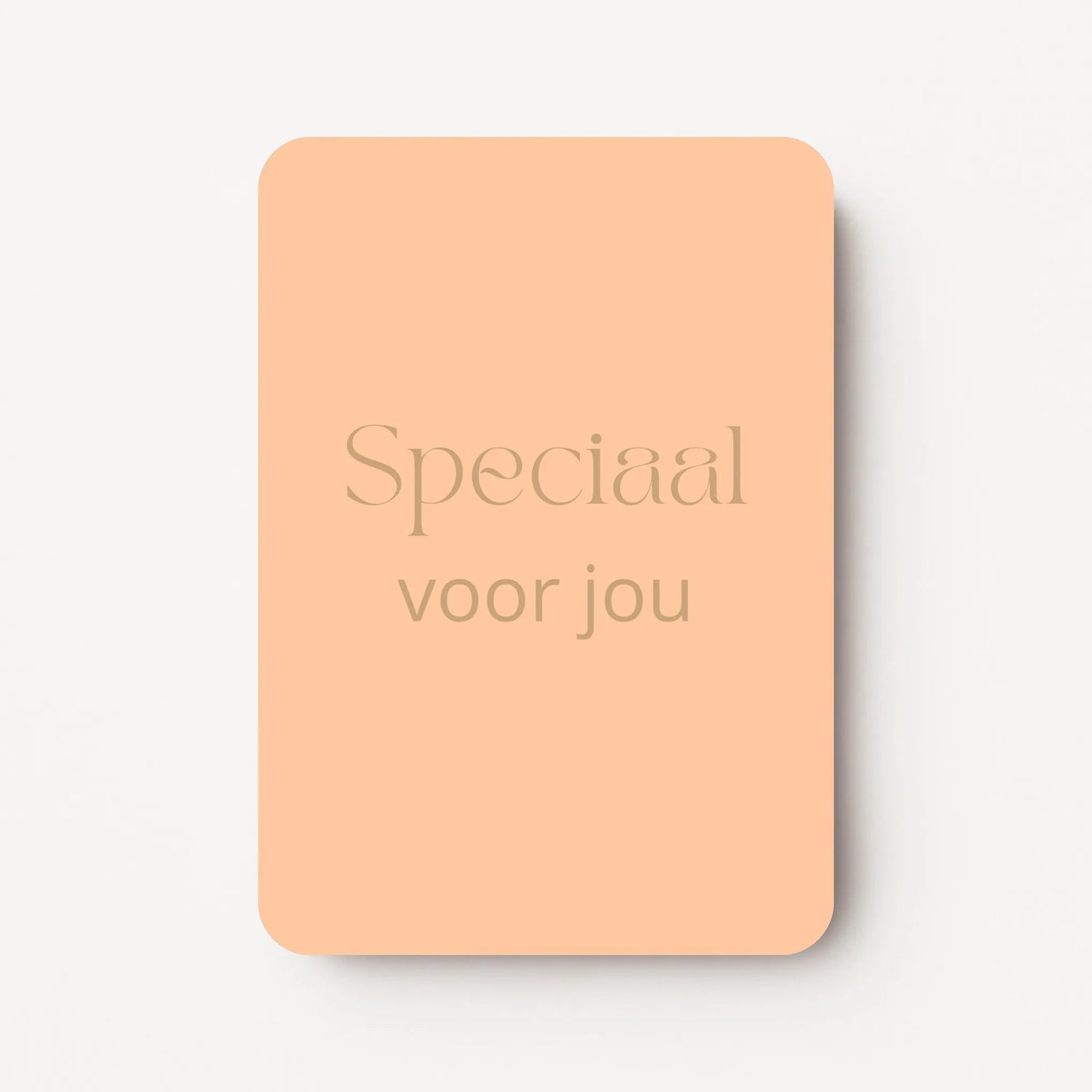 Staand minikaartje met goudbeige tekst ‘Speciaal voor jou’, minimalistisch ontwerp op een warme abrikoos-oranje achtergrond, flatlay op witte ondergrond.