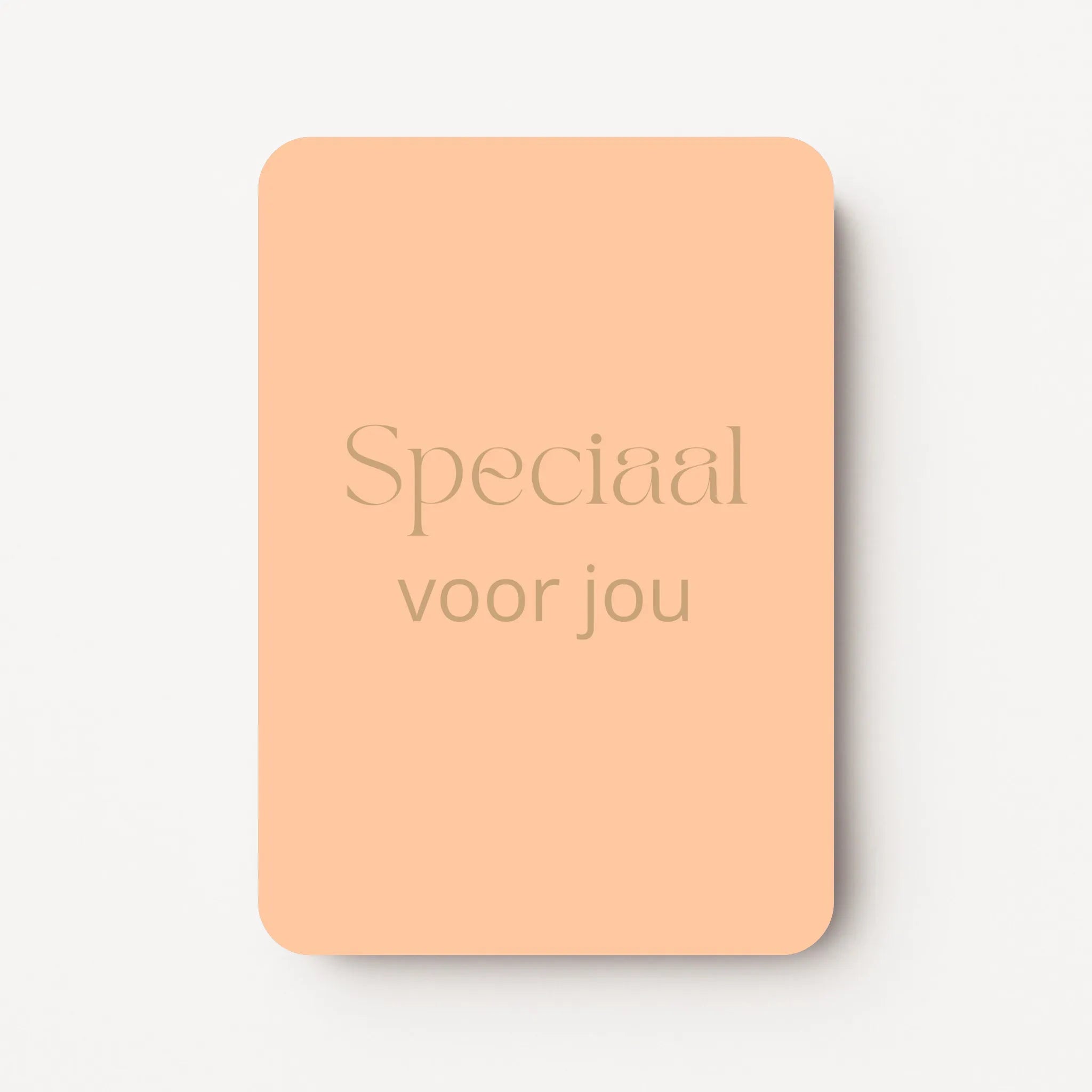 Staand minikaartje met goudbeige tekst ‘Speciaal voor jou’, minimalistisch ontwerp op een warme abrikoos-oranje achtergrond, flatlay op witte ondergrond.