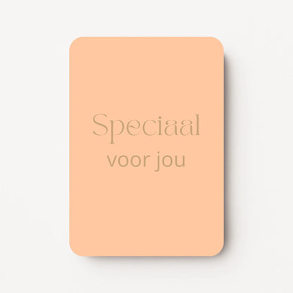 Staand minikaartje met goudbeige tekst ‘Speciaal voor jou’, minimalistisch ontwerp op een warme abrikoos-oranje achtergrond, flatlay op witte ondergrond.