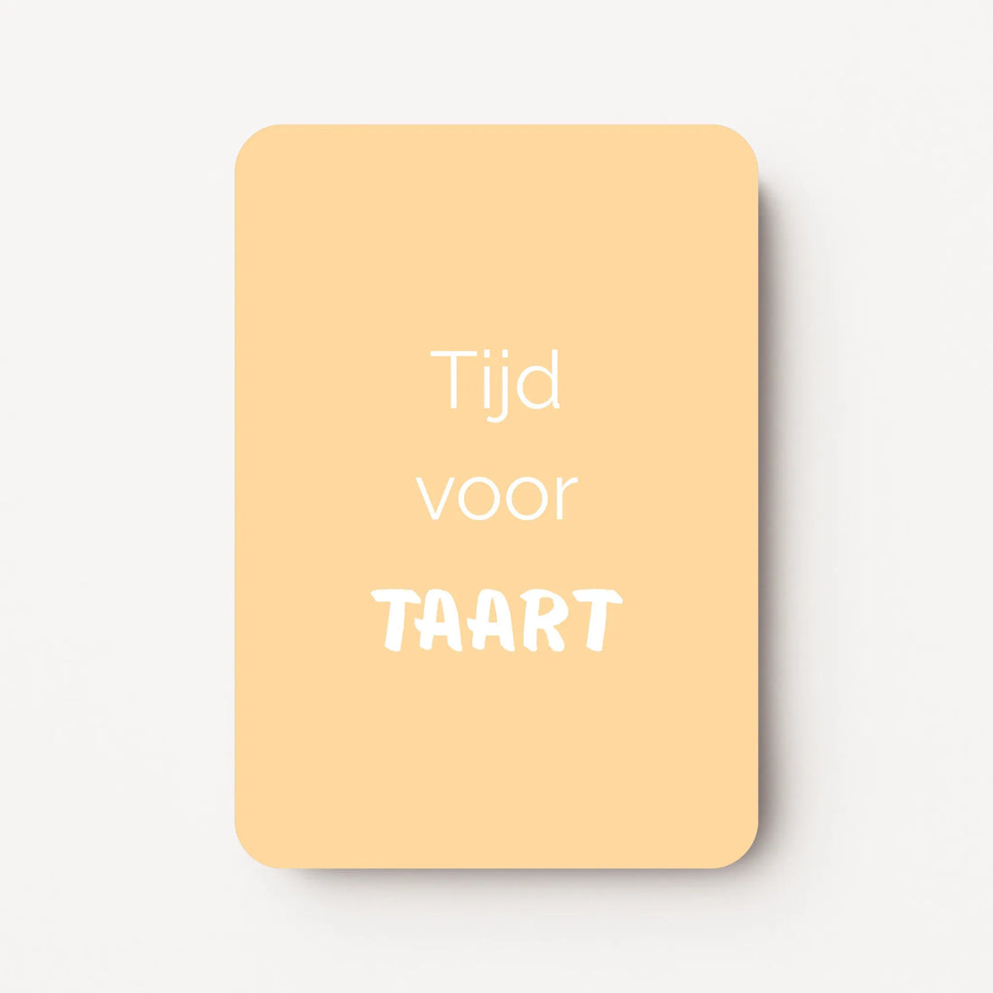 Staand minikaartje met witte tekst ‘Tijd voor TAART’, minimalistisch ontwerp op zachte abrikooskleurige achtergrond, flatlay op witte ondergrond.