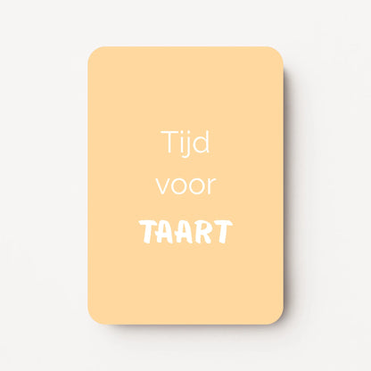 Staand minikaartje met witte tekst ‘Tijd voor TAART’, minimalistisch ontwerp op zachte abrikooskleurige achtergrond, flatlay op witte ondergrond.