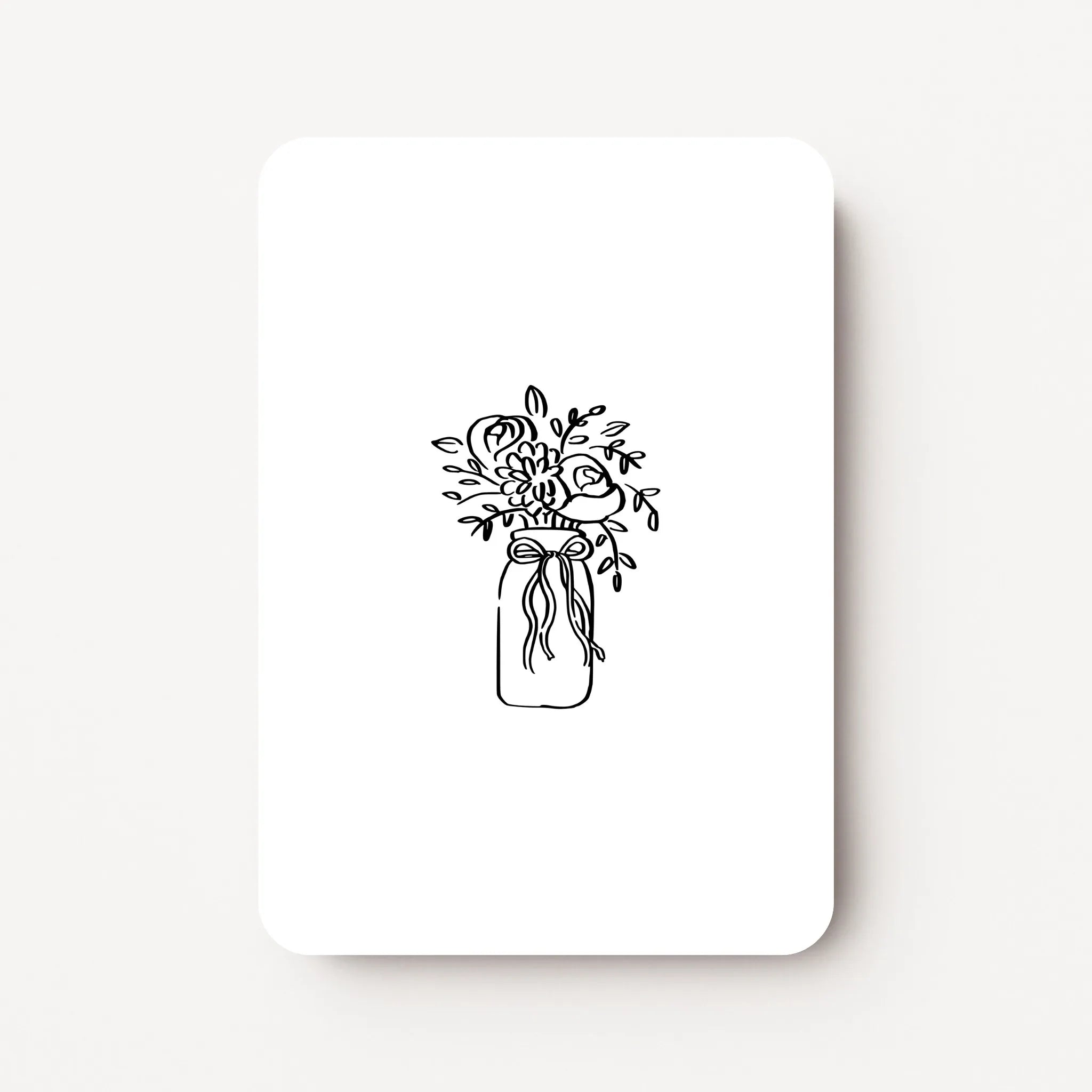 Staand minikaartje met een minimalistische lineart tekening van een vaas met bloemen in zwarte lijnen, clean ontwerp op witte achtergrond, flatlay op witte ondergrond.