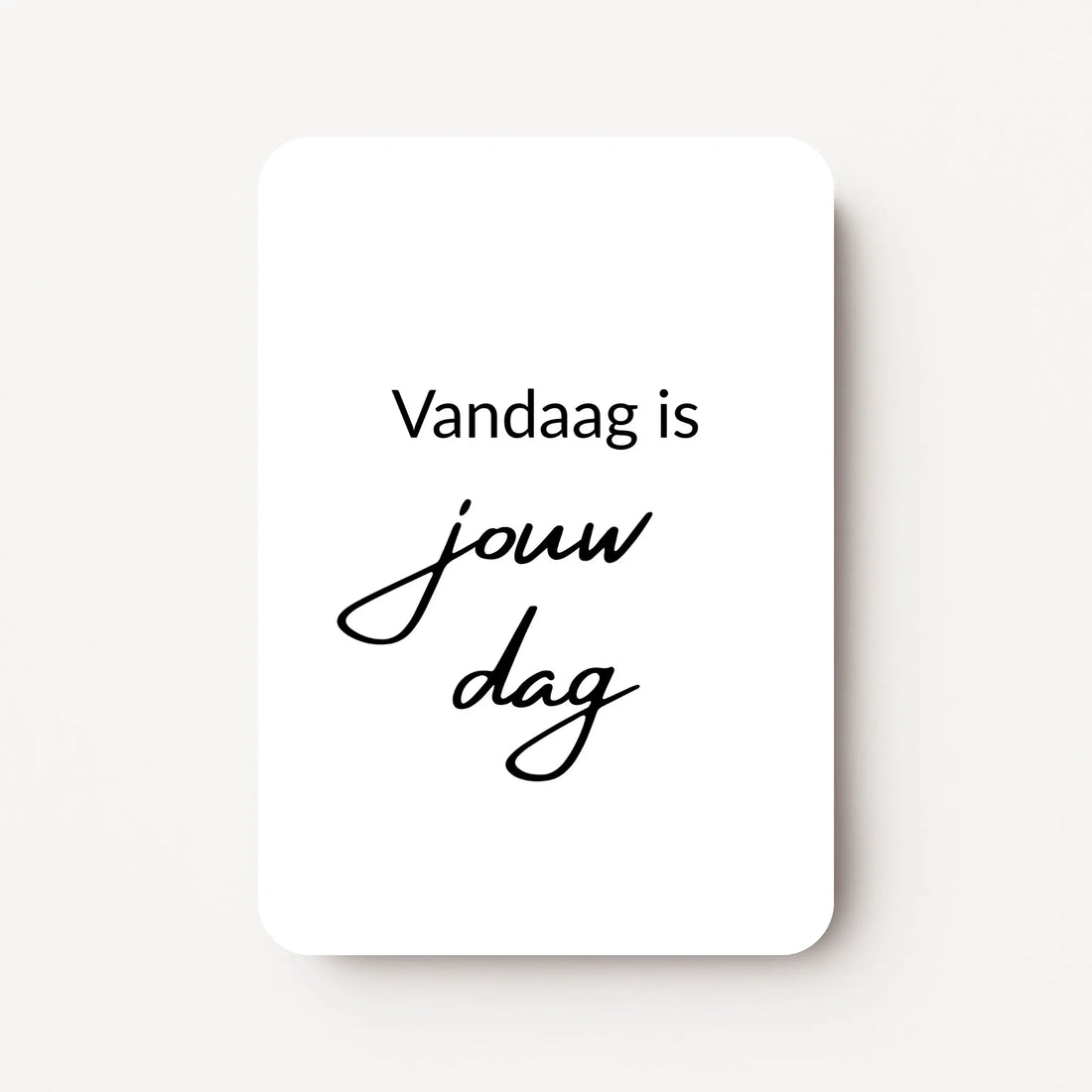 Staand minikaartje met zwarte tekst ‘Vandaag is jouw dag’, minimalistisch ontwerp op witte achtergrond, flatlay op witte ondergrond. 