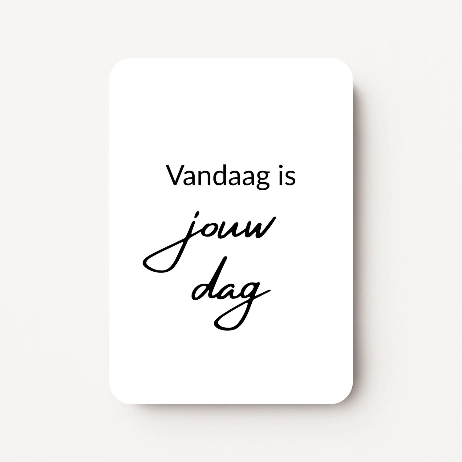 Staand minikaartje met zwarte tekst ‘Vandaag is jouw dag’, minimalistisch ontwerp op witte achtergrond, flatlay op witte ondergrond. 