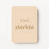 Staand minikaartje met goudbeige tekst ‘Veel sterkte’, minimalistisch ontwerp op een warme zandbeige achtergrond, flatlay op witte ondergrond.