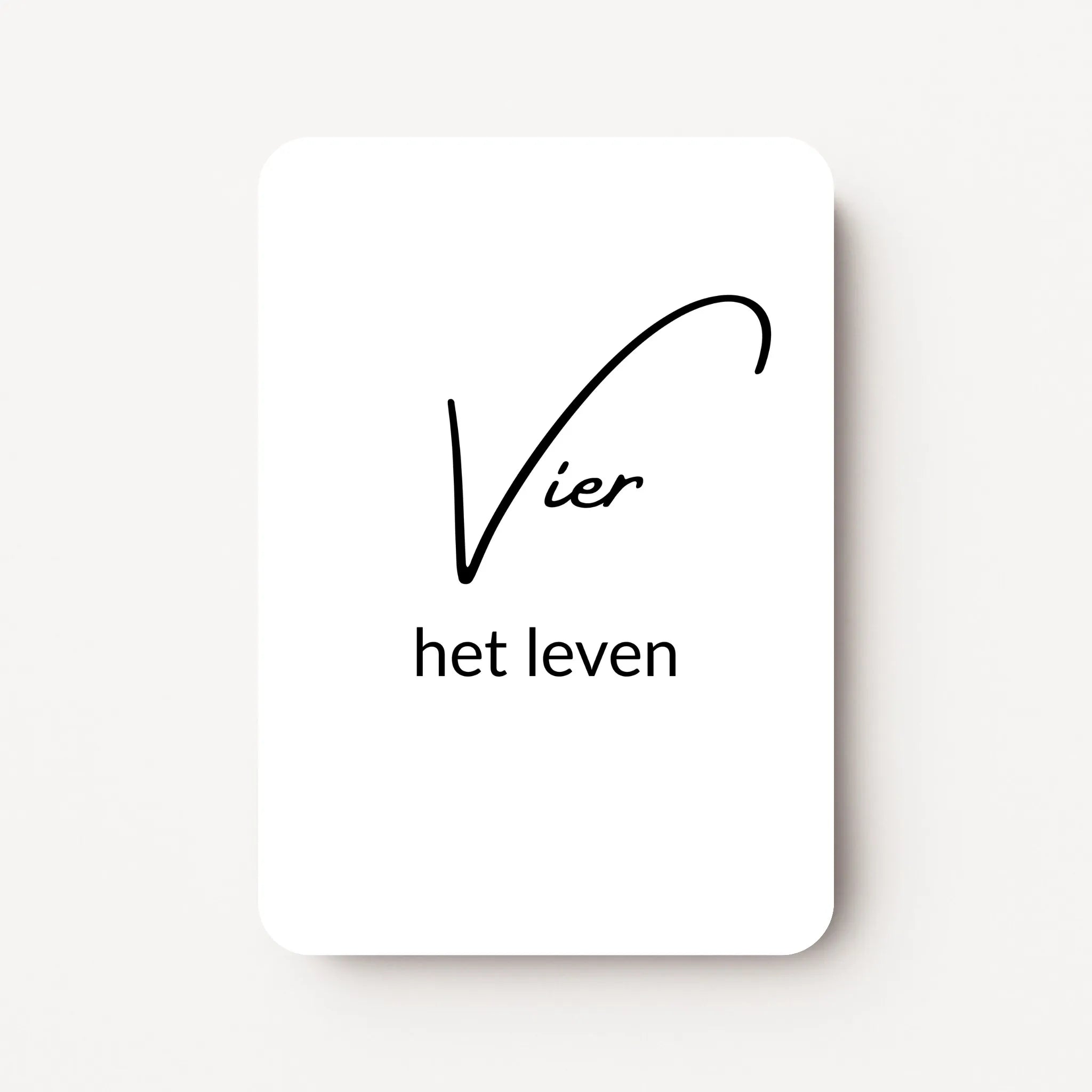 Staand minikaartje met zwarte tekst ‘Vier het leven’, minimalistisch ontwerp op witte achtergrond, flatlay op witte ondergrond.