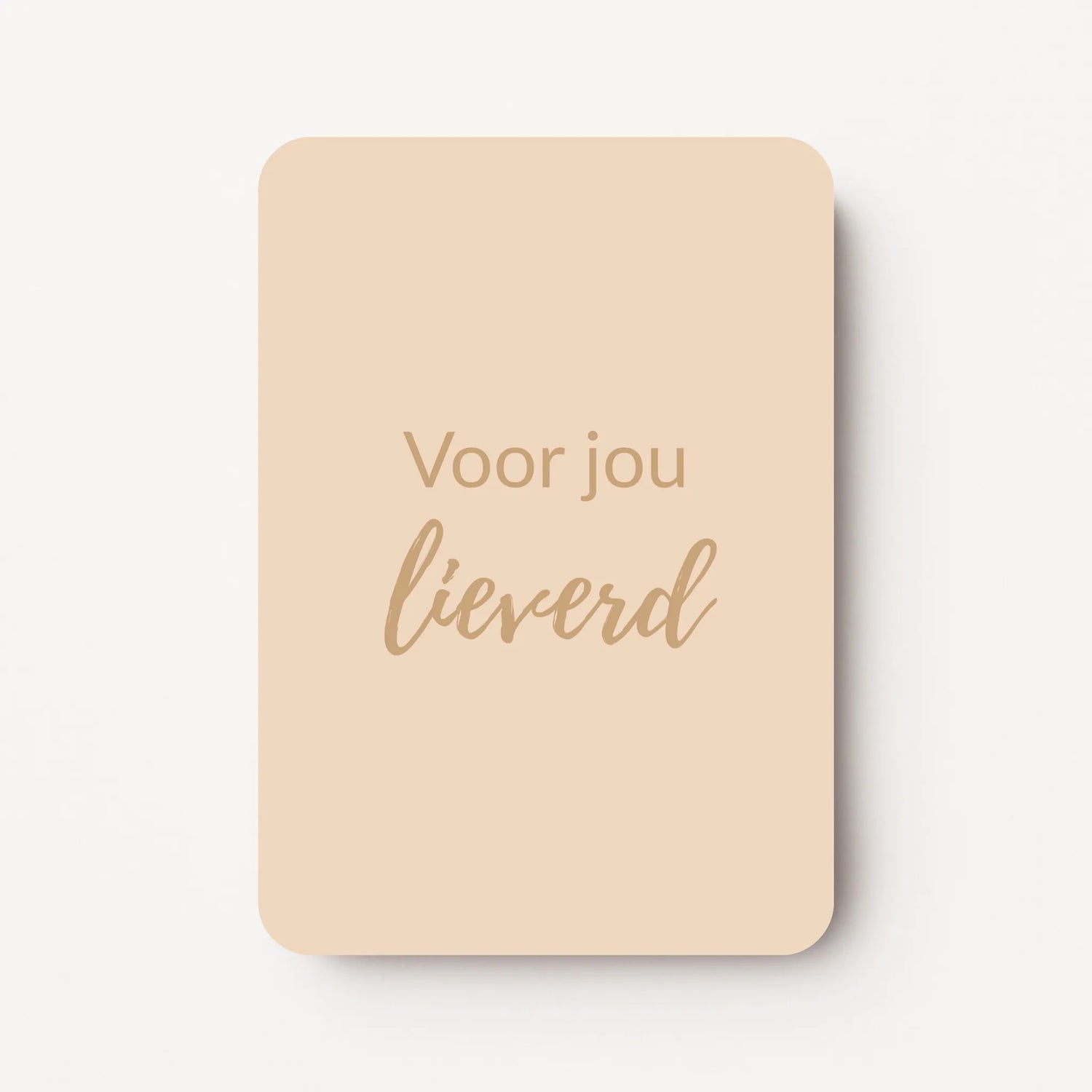 Staand minikaartje met goudbeige tekst ‘Voor jou lieverd’, minimalistisch ontwerp op een zachte beige achtergrond, flatlay op witte ondergrond.