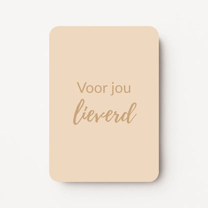 Staand minikaartje met goudbeige tekst ‘Voor jou lieverd’, minimalistisch ontwerp op een zachte beige achtergrond, flatlay op witte ondergrond.