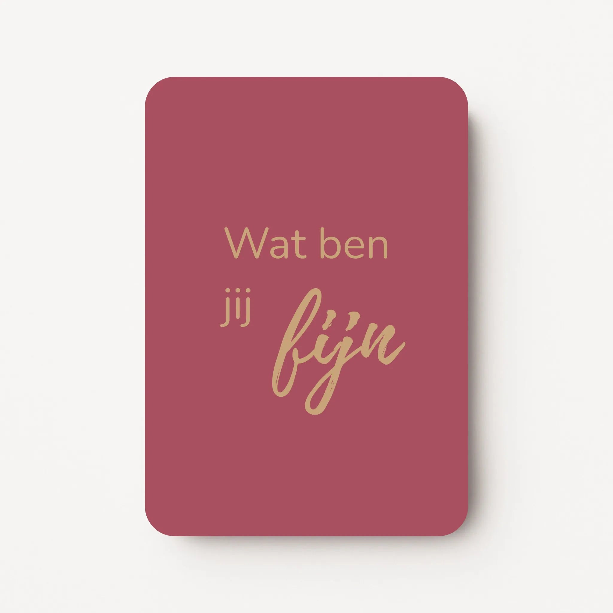 Staand minikaartje met tekst ‘Wat ben jij fijn’ in goudbeige letters, minimalistisch ontwerp op diepe roodoranje achtergrond, flatlay op witte ondergrond.