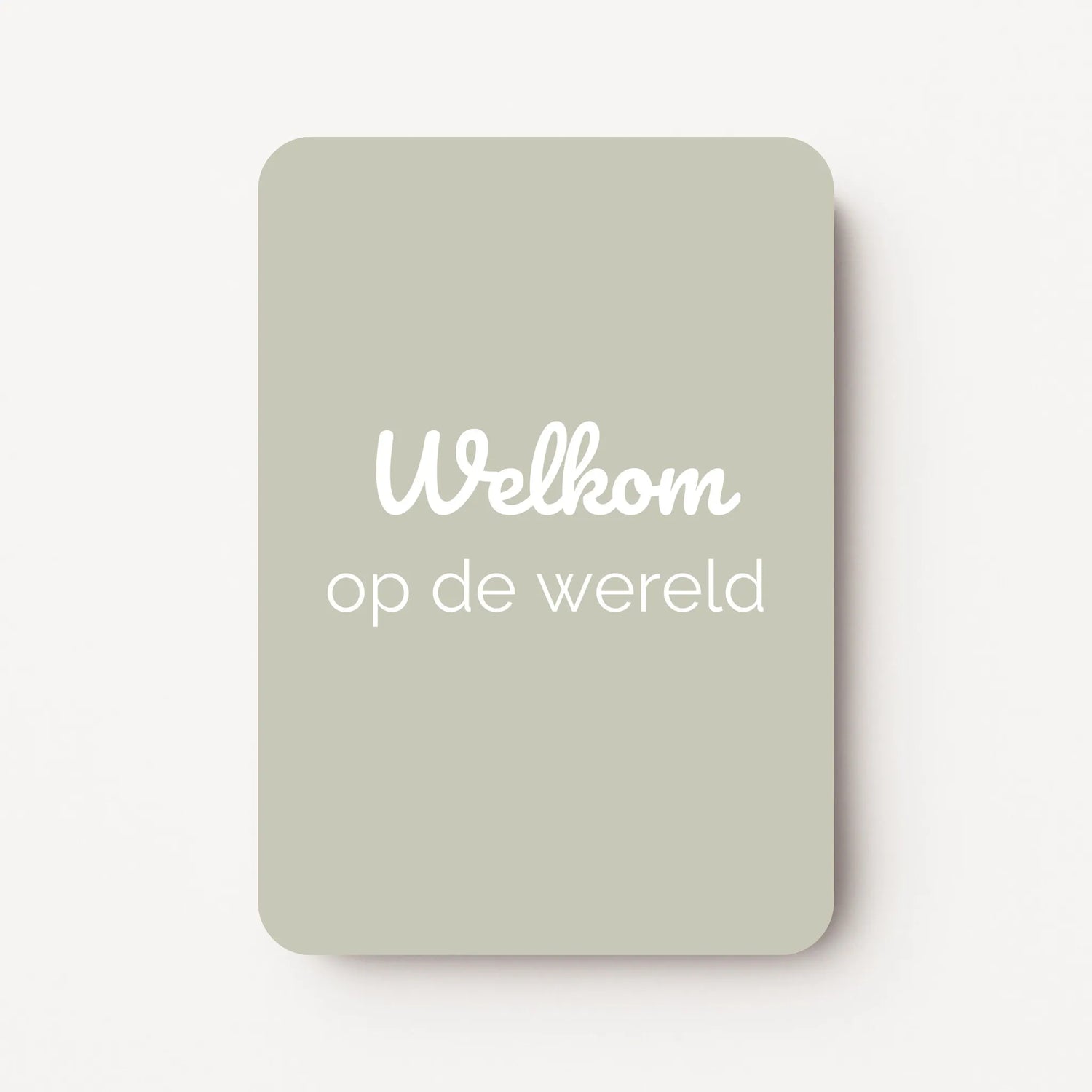 Staand minikaartje met tekst ‘Welkom op de wereld’ in witte letters, minimalistisch ontwerp op zachte warmgrijze achtergrond, flatlay op witte ondergrond.