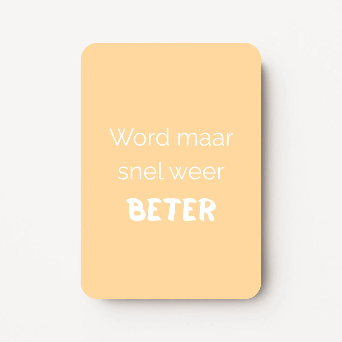 Staand minikaartje met tekst ‘Word maar snel weer BETER’ in witte letters, minimalistisch ontwerp op zachte abrikoos-gele achtergrond, flatlay op witte ondergrond.