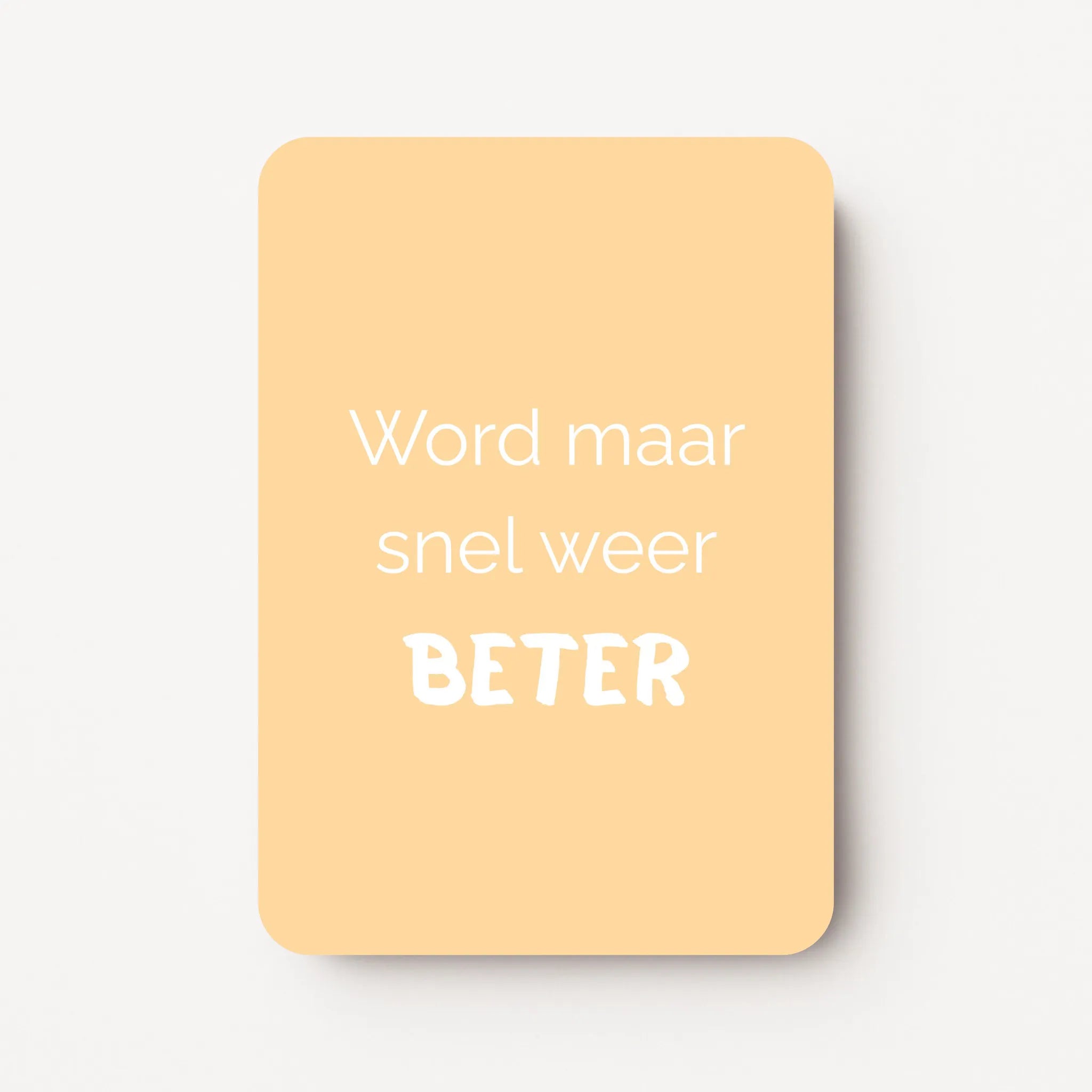 Staand minikaartje met tekst ‘Word maar snel weer BETER’ in witte letters, minimalistisch ontwerp op zachte abrikoos-gele achtergrond, flatlay op witte ondergrond.