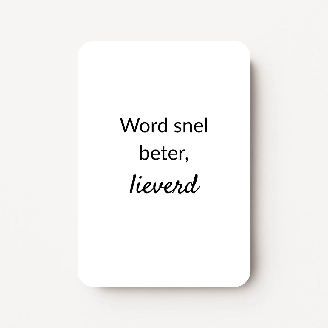 Staand minikaartje met tekst ‘Word snel beter, lieverd’ in zwarte letters, minimalistisch ontwerp op witte achtergrond, flatlay op witte ondergrond.