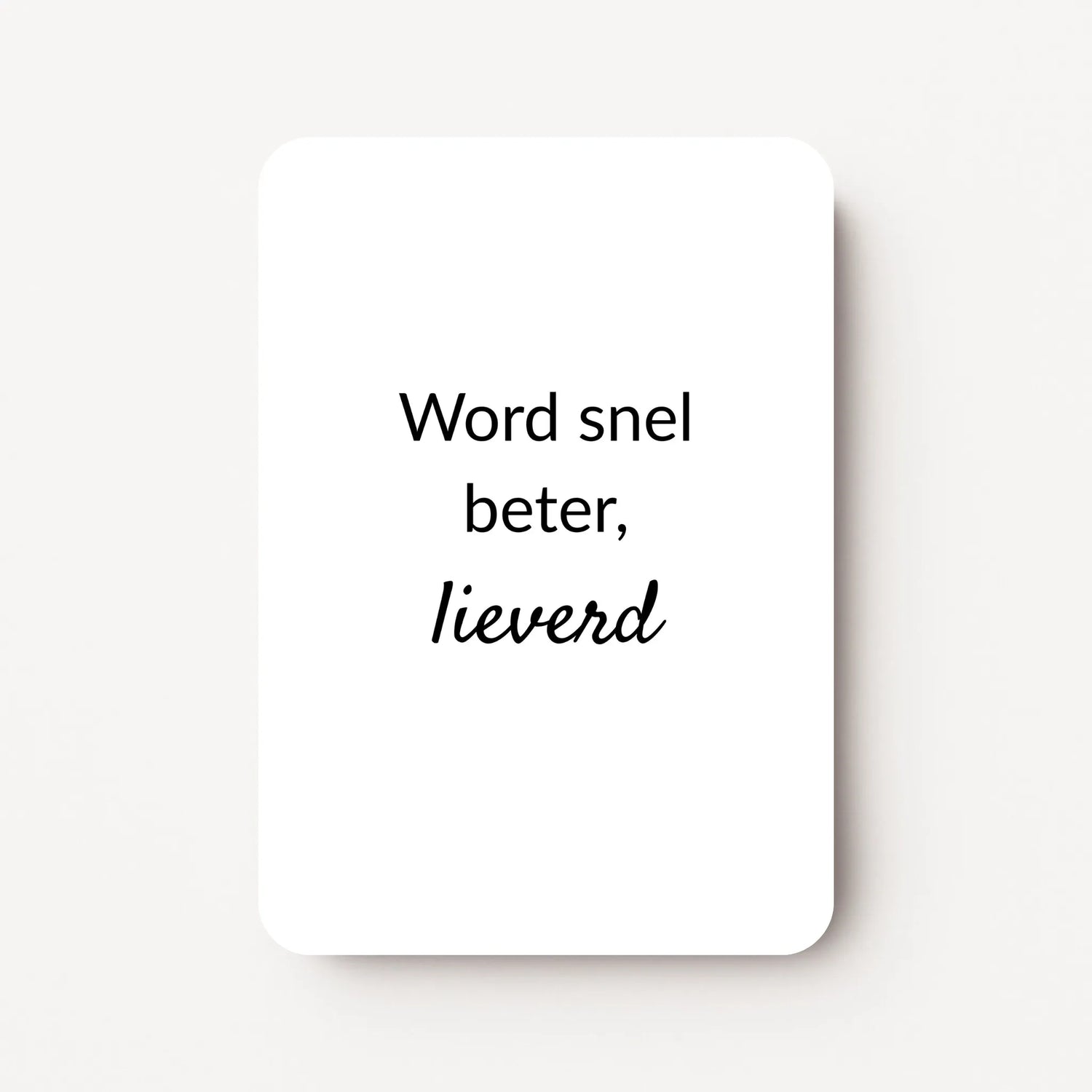 Staand minikaartje met tekst ‘Word snel beter, lieverd’ in zwarte letters, minimalistisch ontwerp op witte achtergrond, flatlay op witte ondergrond.
