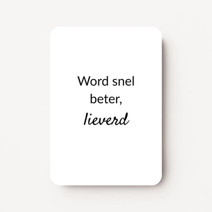Staand minikaartje met tekst ‘Word snel beter, lieverd’ in zwarte letters, minimalistisch ontwerp op witte achtergrond, flatlay op witte ondergrond.