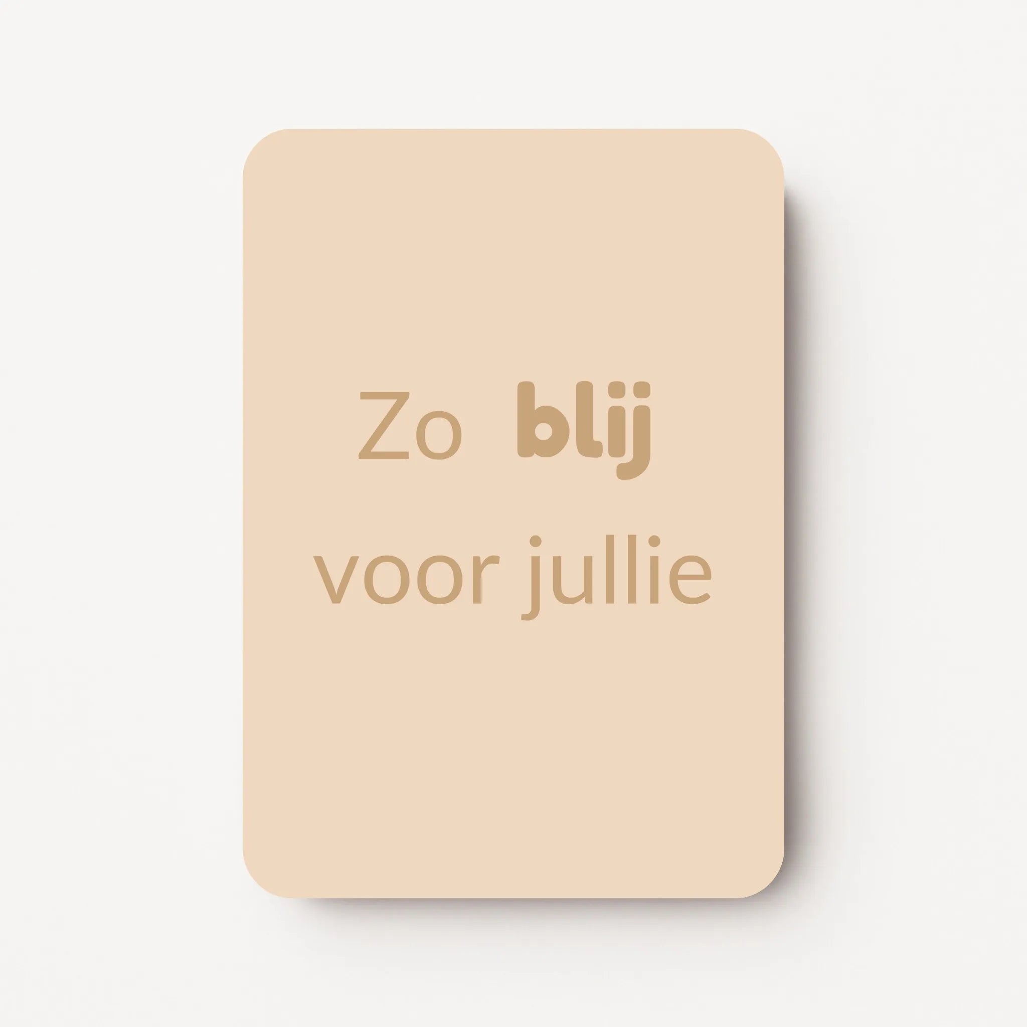 Staand minikaartje met tekst ‘Zo blij voor jullie’ in goudbeige letters, minimalistisch ontwerp op warme lichtbeige achtergrond, flatlay op witte ondergrond.