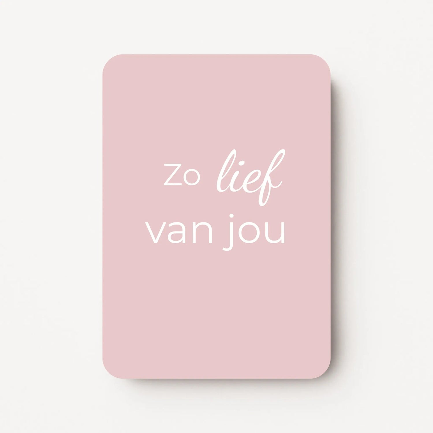 Staand minikaartje met witte tekst ‘Zo lief van jou’ op zachte roze-beige achtergrond, minimalistisch ontwerp, flatlay op witte ondergrond.