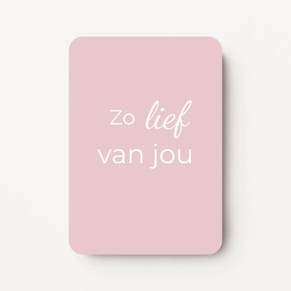 Staand minikaartje met witte tekst ‘Zo lief van jou’ op zachte roze-beige achtergrond, minimalistisch ontwerp, flatlay op witte ondergrond.