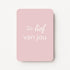 Staand minikaartje met witte tekst ‘Zo lief van jou’ op zachte roze-beige achtergrond, minimalistisch ontwerp, flatlay op witte ondergrond.