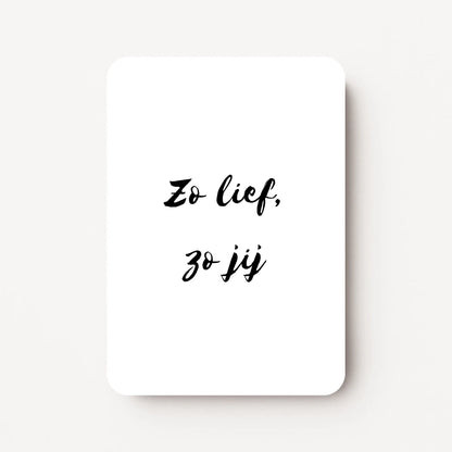 Staand minikaartje met zwarte tekst ‘Zo lief, zo jij’, minimalistisch ontwerp op witte achtergrond, flatlay op witte ondergrond.