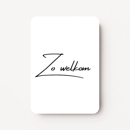 Staand minikaartje met zwarte tekst ‘Zo welkom’, minimalistisch ontwerp op witte achtergrond, flatlay op witte ondergrond.