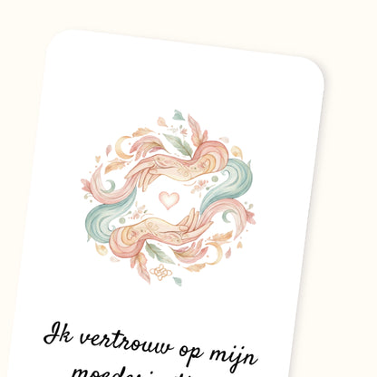 Detail van een affirmatiekaart voor na de bevalling met tekst en papierstructuur