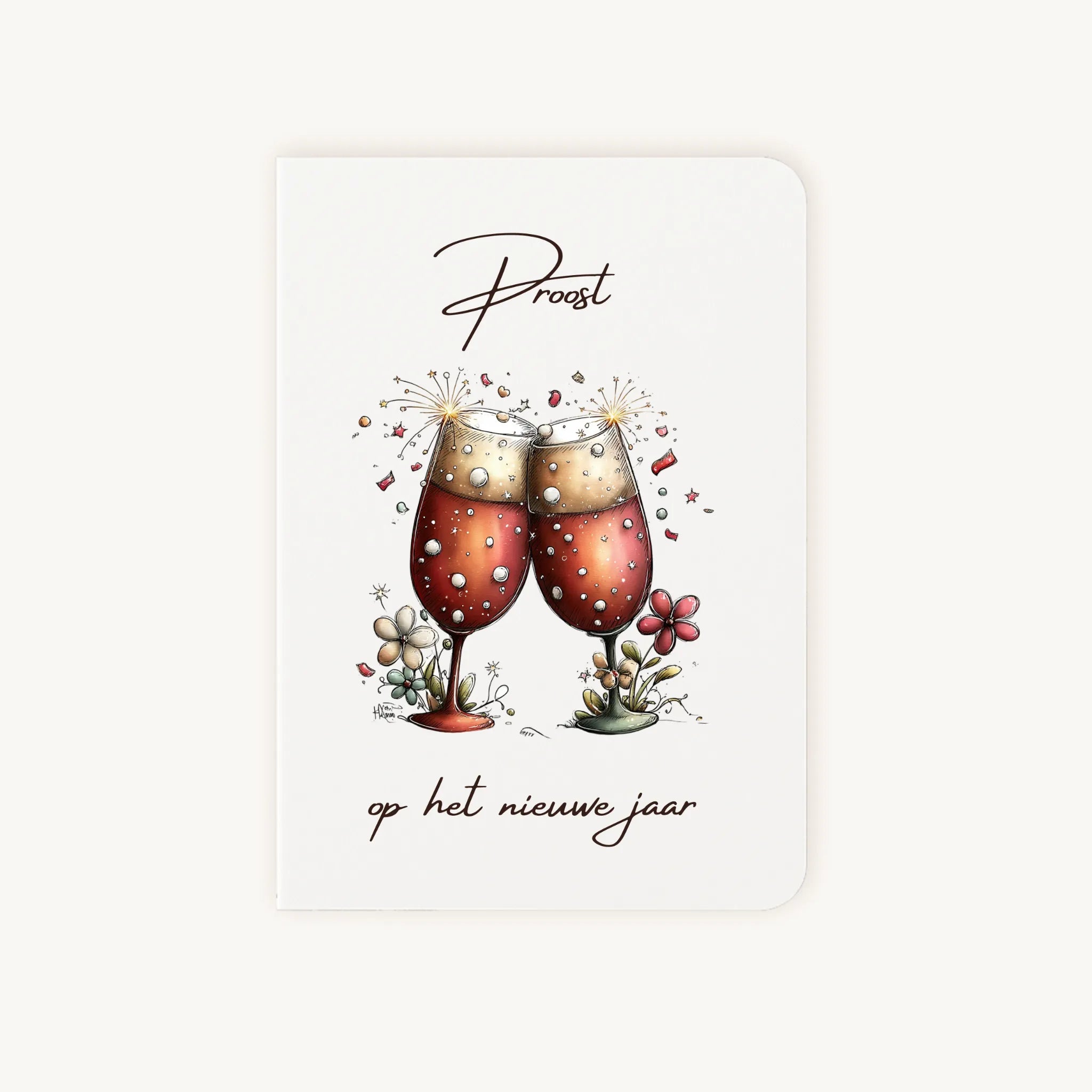 Staande dubbelgevouwen nieuwjaarskaart met afgeronde hoekjes en aquarelillustratie van twee champagneglazen met bloemen, confetti en sterretjes, met sierlijke tekst ‘Proost op het nieuwe jaar’, flatlay op lichte achtergrond.