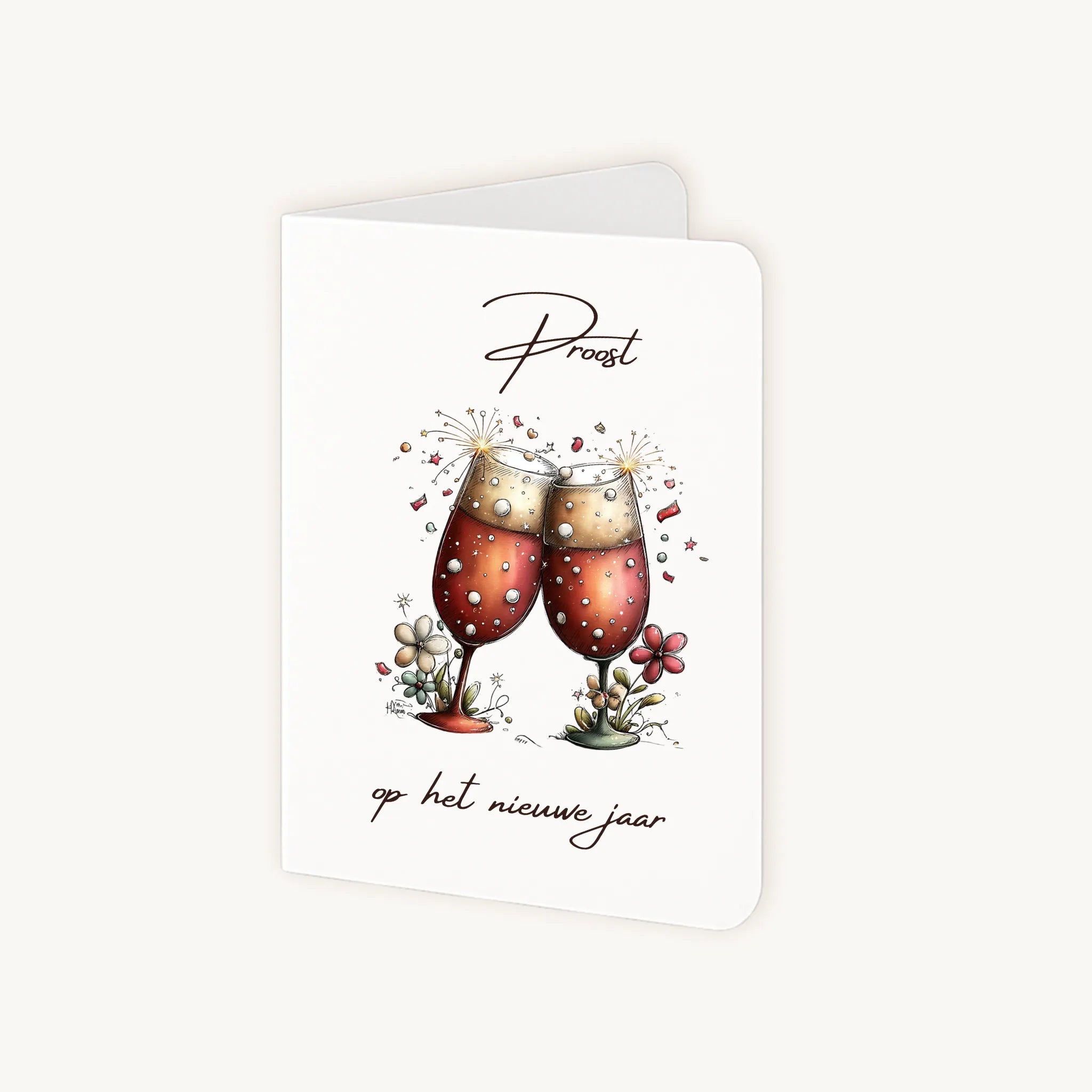 Staande nieuwjaarskaart half geopend met aquarel champagneglazen en sierlijke feesttekst.