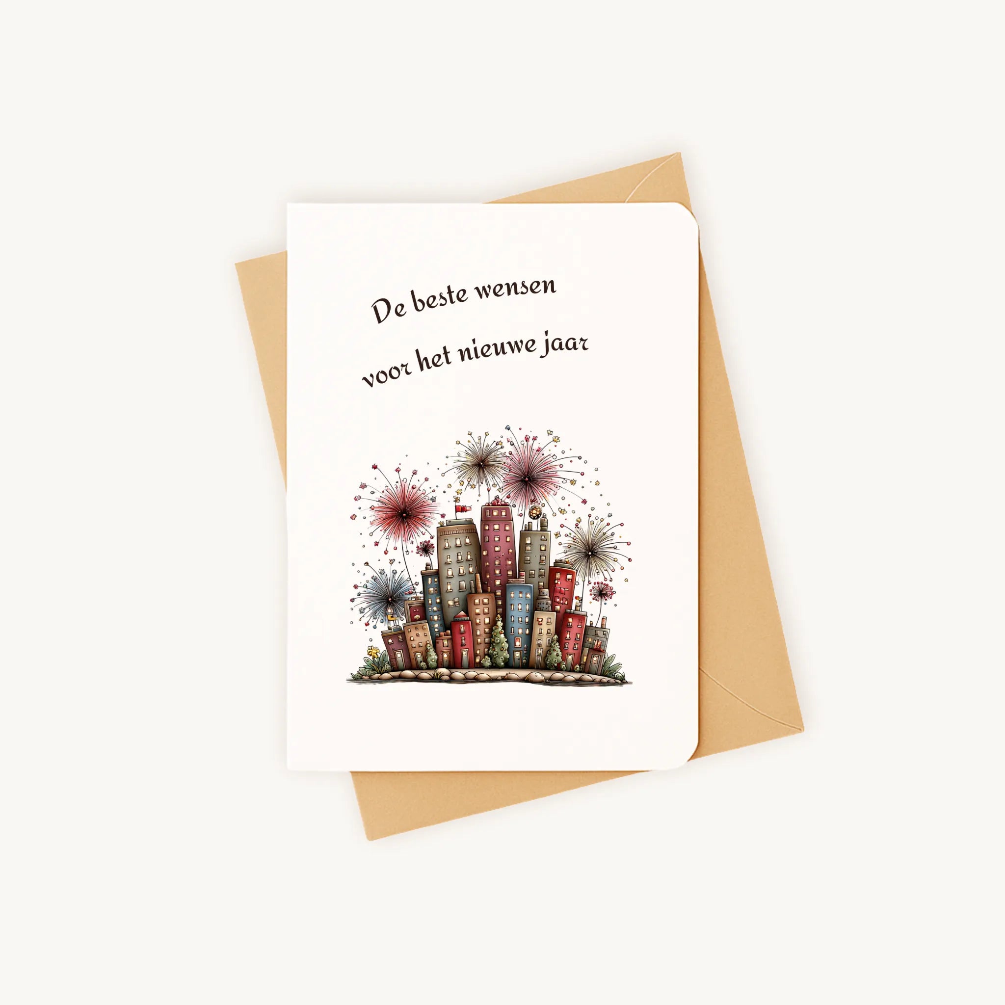 Staande nieuwjaarskaart met stad en vuurwerkillustratie op kraftenvelop.