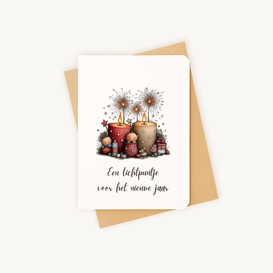 Staande nieuwjaarskaart met illustratie van kaarsen en feestelijke details op een kraftenvelop.