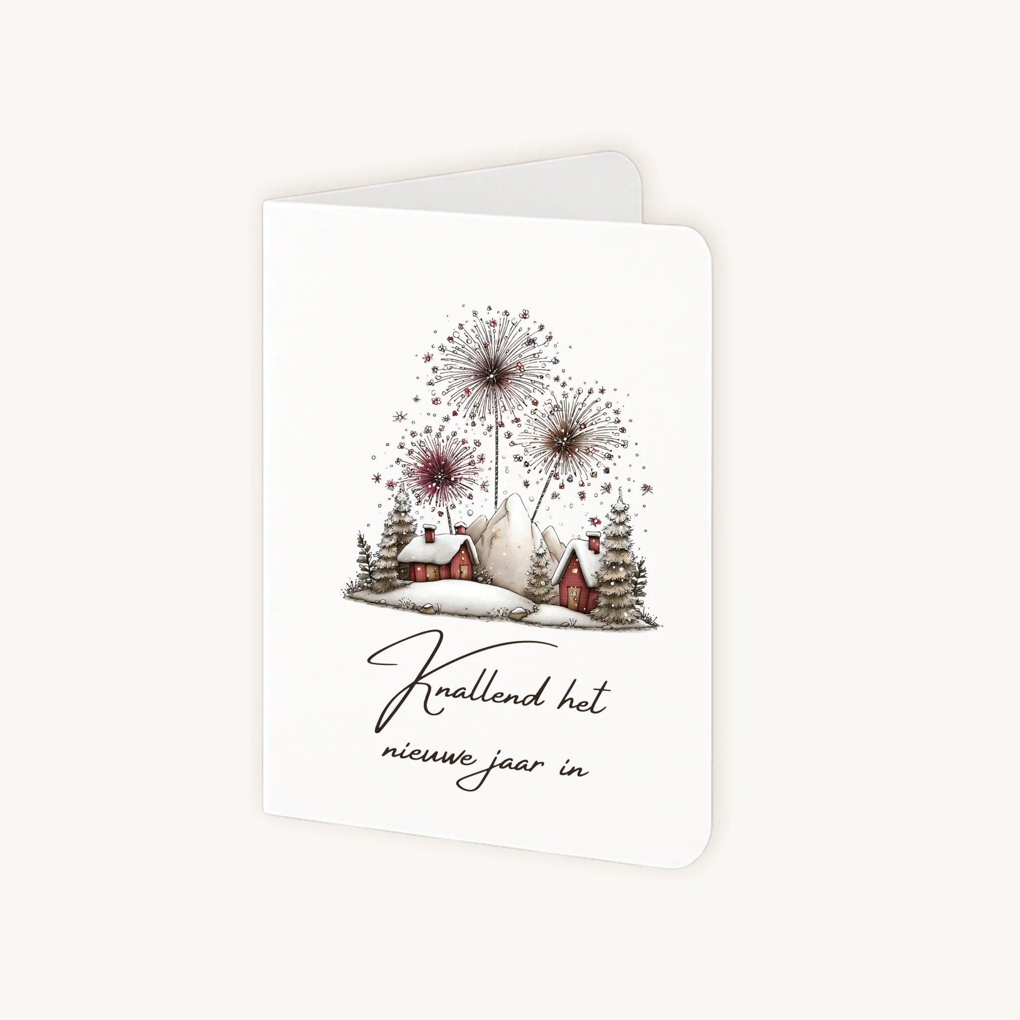 Staande nieuwjaarskaart half geopend met sneeuwlandschap en kleurrijk vuurwerk.
