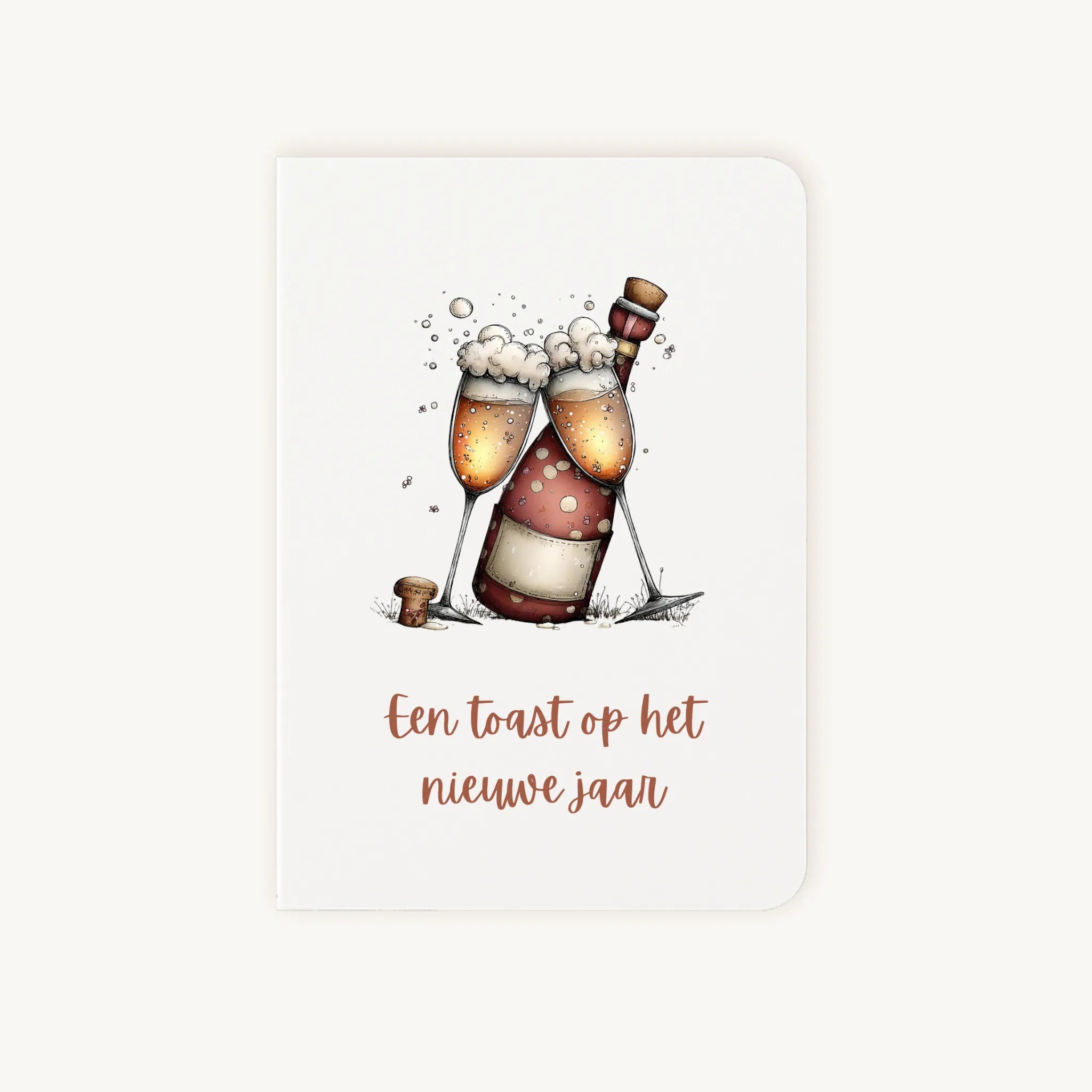 Staande dubbelgevouwen nieuwjaarskaart met afgeronde hoekjes en aquarelillustratie van sprankelende champagnefles met twee gevulde glazen vol bubbels, met sierlijke tekst ‘Een toast op het nieuwe jaar’, flatlay op lichte achtergrond.