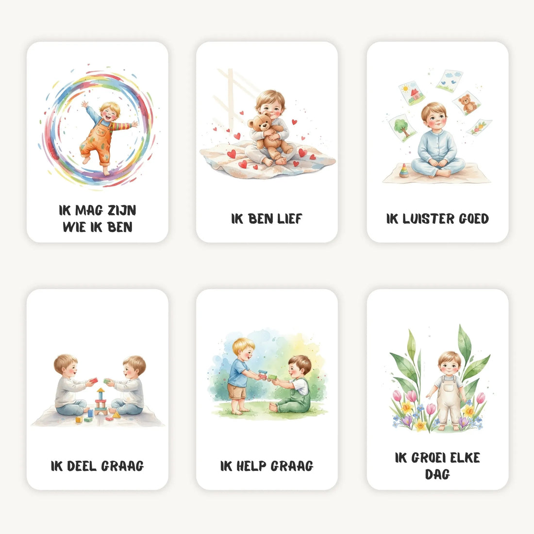 Flatlay van zes A7-peuter-affirmatiekaarten met zachte aquarelillustraties en lieve affirmaties, in harmonieuze pastelkleuren op een lichte achtergrond.