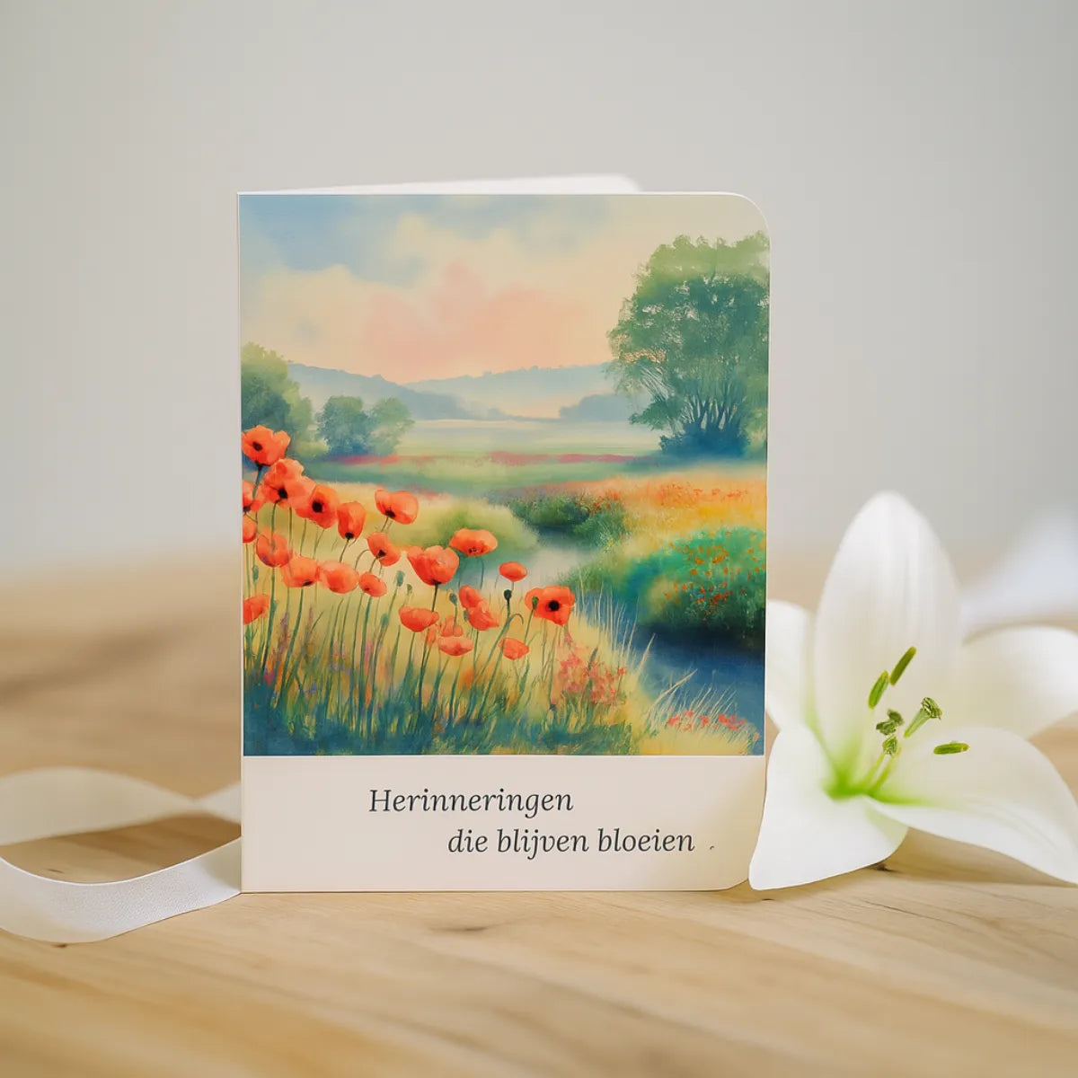 Rechtopstaande, dubbelgevouwen condoleancekaart op een houten tafel – neutrale, warme sfeer met zachte natuurlijke belichting, focus op de kaart en minimalistische huiselijke achtergrond, rustige en ingetogen uitstraling.