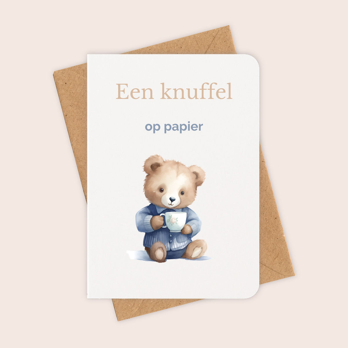 Sterktekaart ‘Een knuffel op papier’ met beer en kraftenvelop
