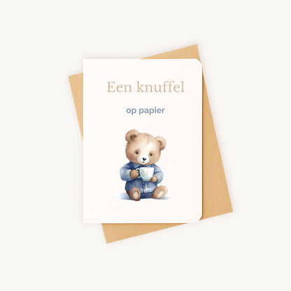 Troostkaart beer liggend naast kraft envelop