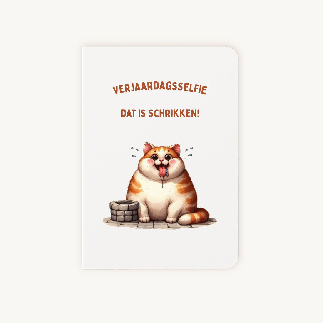 Verjaardagskaart met oranje-witte dikke kat die tong uitsteekt