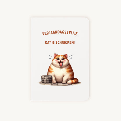 Verjaardagskaart met oranje-witte dikke kat die tong uitsteekt