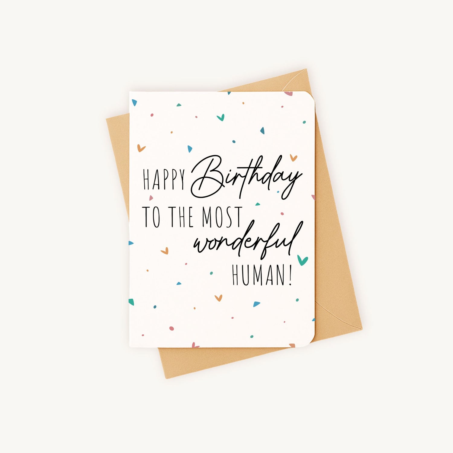 Verjaardagskaart hartjes liggend met kraft envelop op witte achtergrond