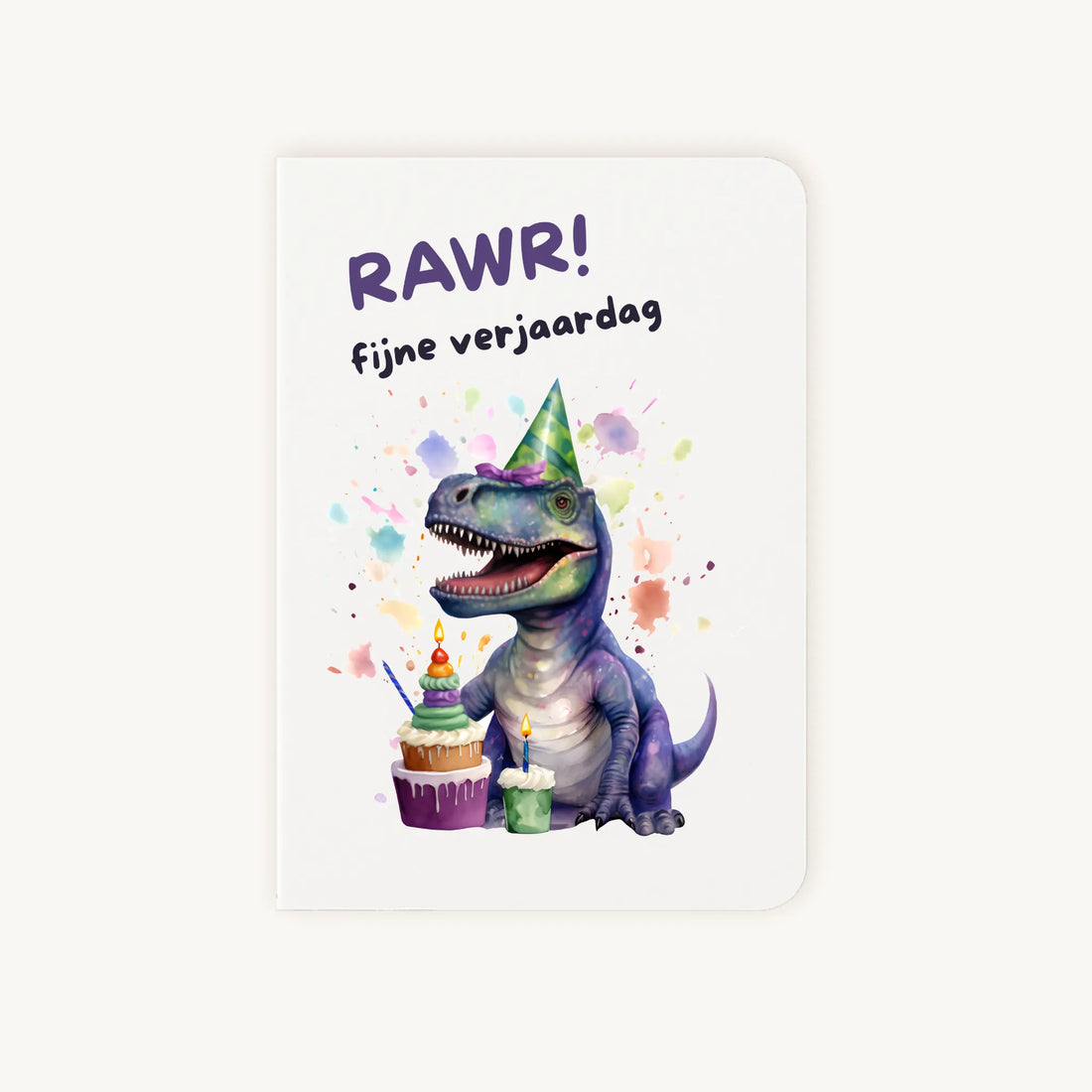 Staande dubbelgevouwen verjaardagskaart met feestelijke dinosaurus in partymuts met taart en kleurrijke confetti, met tekst Rawr fijne verjaardag, flatlay op lichte achtergrond.