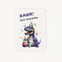 Staande dubbelgevouwen verjaardagskaart met feestelijke dinosaurus in partymuts met taart en kleurrijke confetti, met tekst Rawr fijne verjaardag, flatlay op lichte achtergrond.