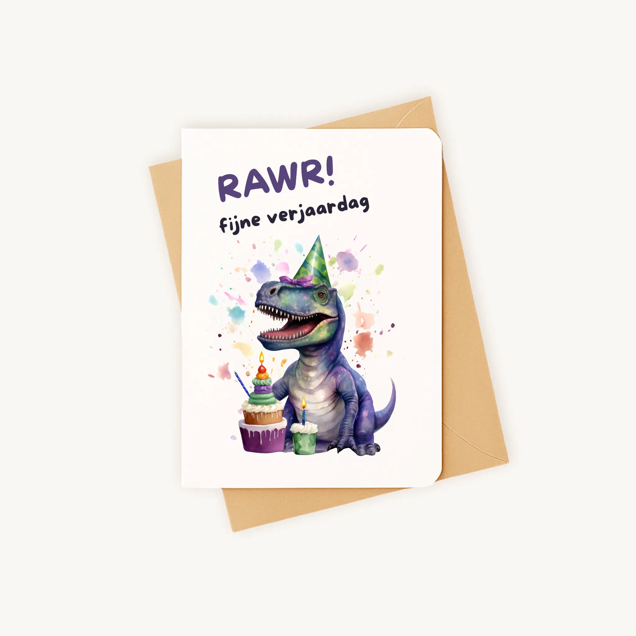 Staande verjaardagskaart met dinoillustratie op kraftenvelop.