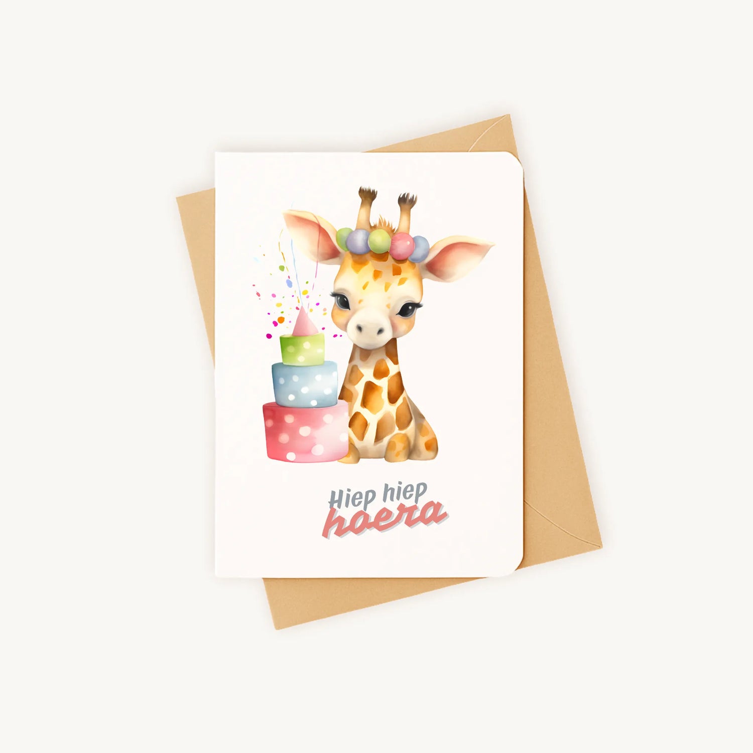 Staande verjaardagskaart met girafillustratie op kraftenvelop.