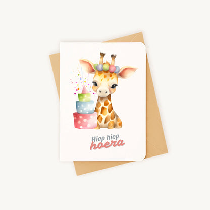 Staande verjaardagskaart met girafillustratie op kraftenvelop.