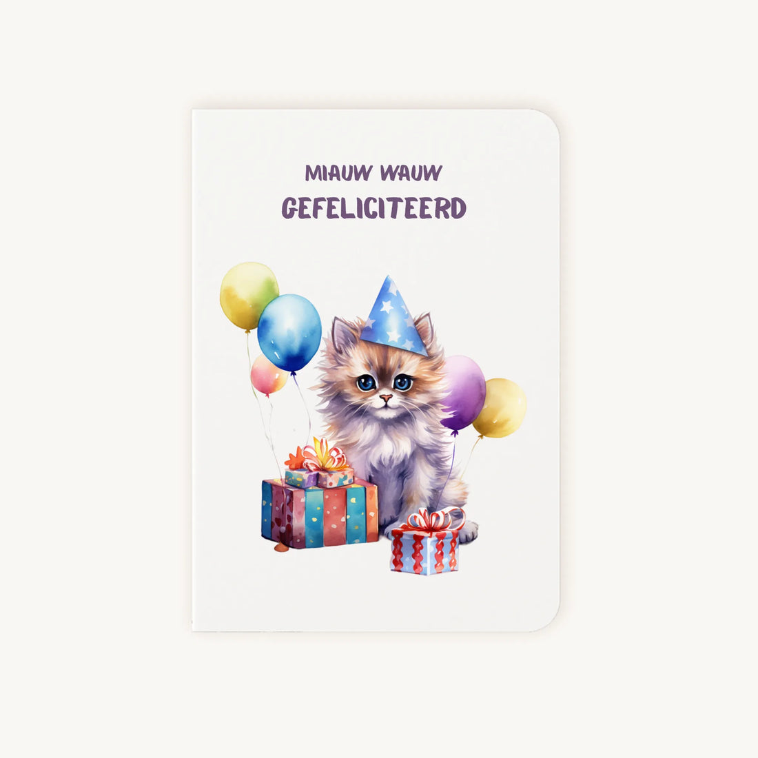 Staande dubbelgevouwen verjaardagskaart met vrolijke feestkat, ballonnen en cadeautjes, met tekst Miauw wauw gefeliciteerd, flatlay op lichte achtergrond.