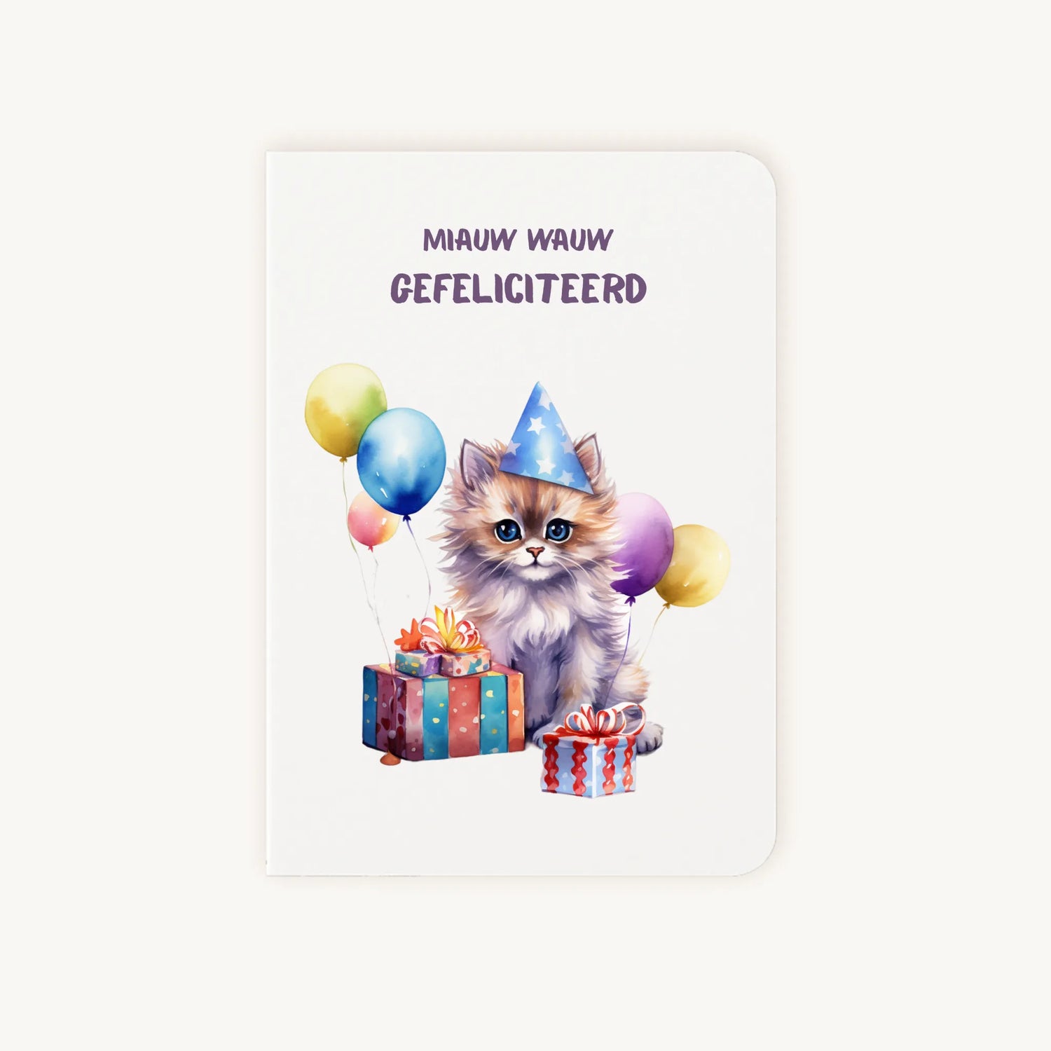 Staande dubbelgevouwen verjaardagskaart met vrolijke feestkat, ballonnen en cadeautjes, met tekst Miauw wauw gefeliciteerd, flatlay op lichte achtergrond.